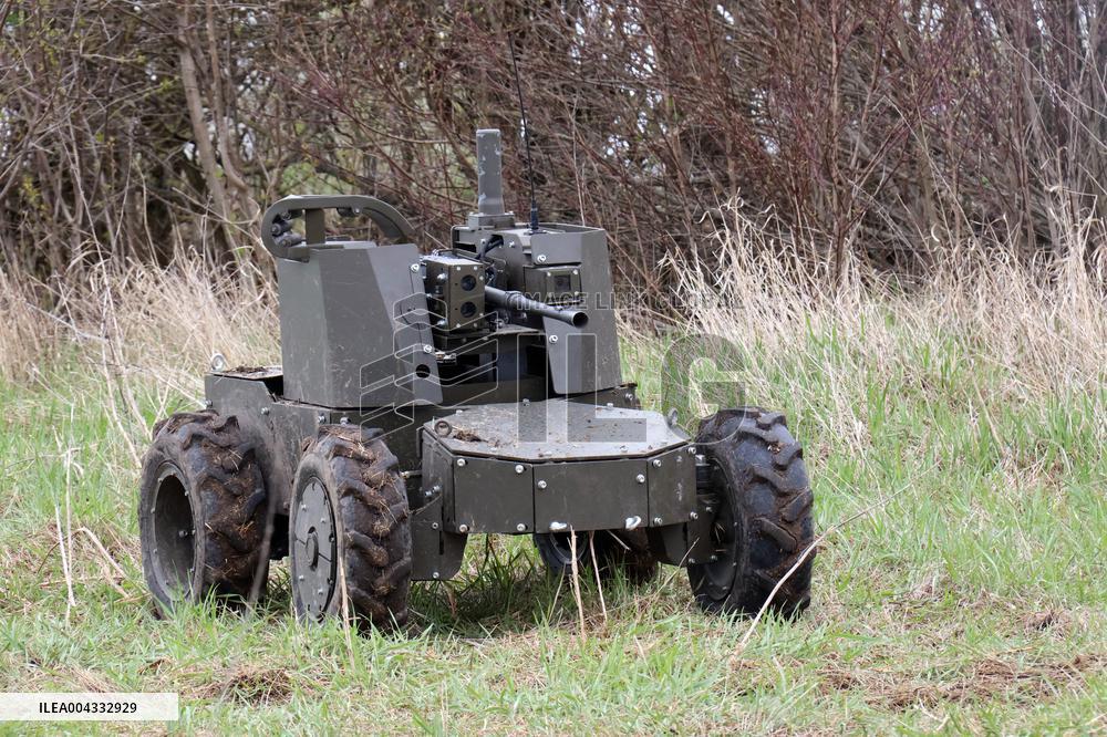 Training of operators of ground robotic systems