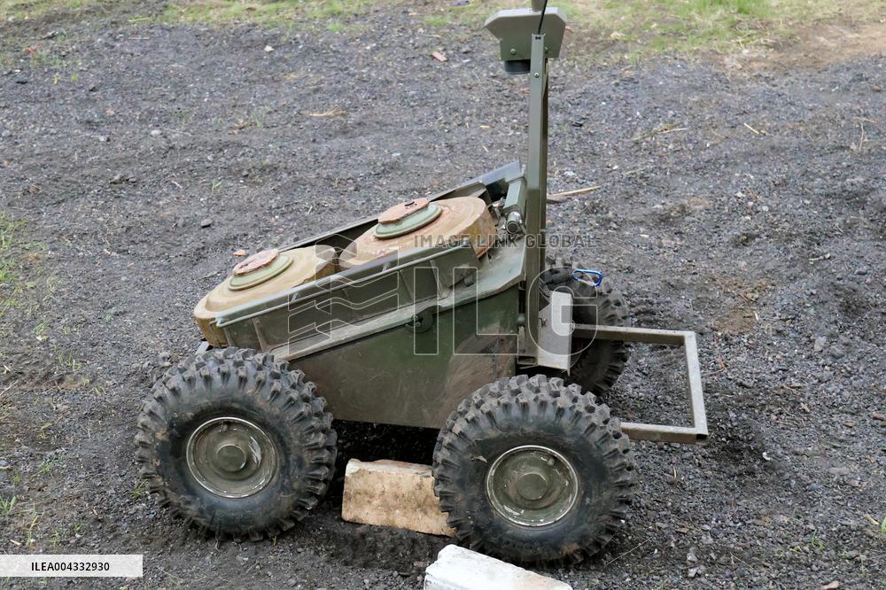 Training of operators of ground robotic systems