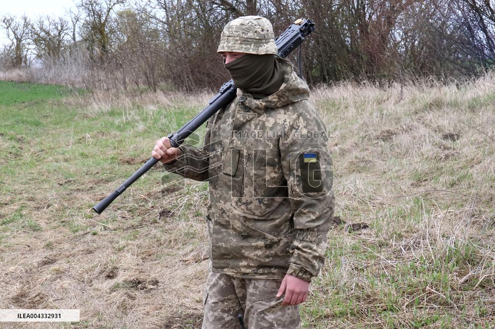 Training of operators of ground robotic systems