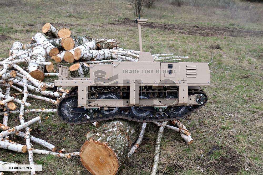 Training of operators of ground robotic systems