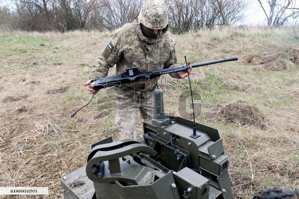 Training of operators of ground robotic systems
