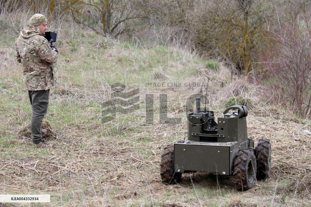 Training of operators of ground robotic systems
