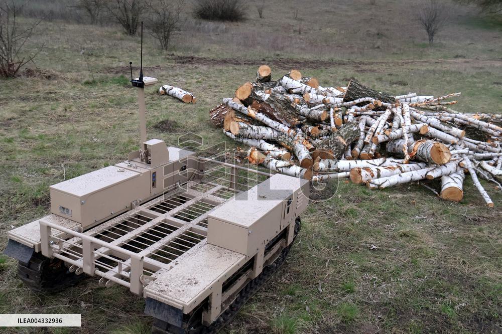 Training of operators of ground robotic systems