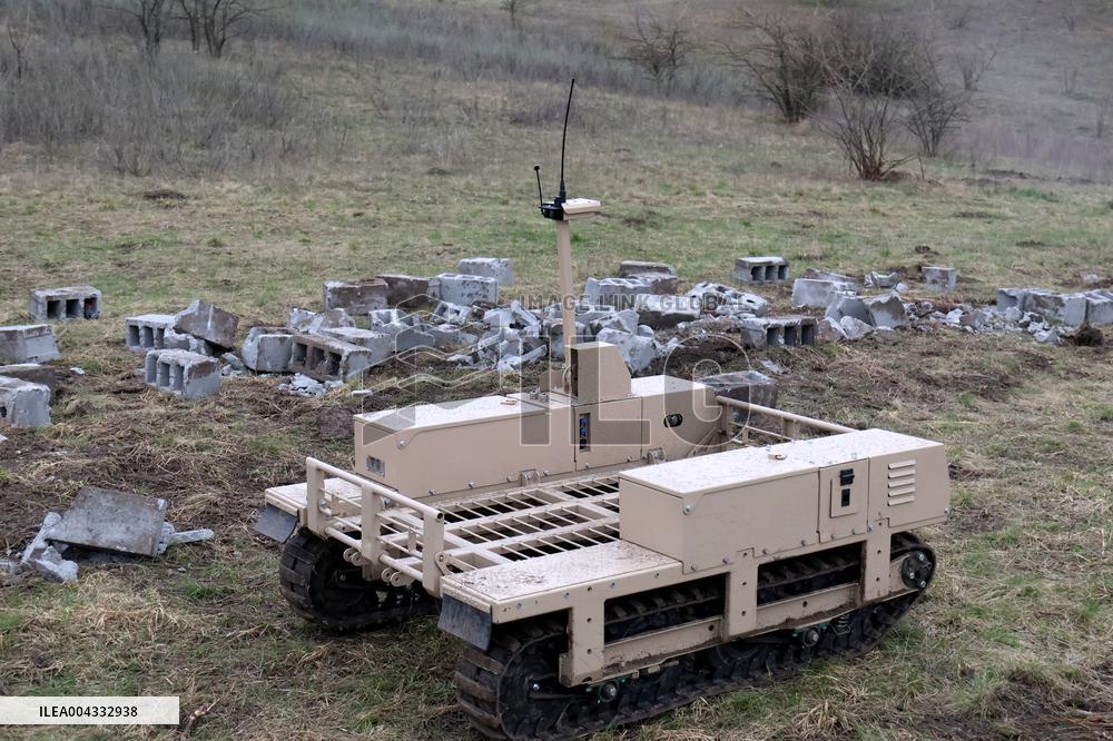 Training of operators of ground robotic systems