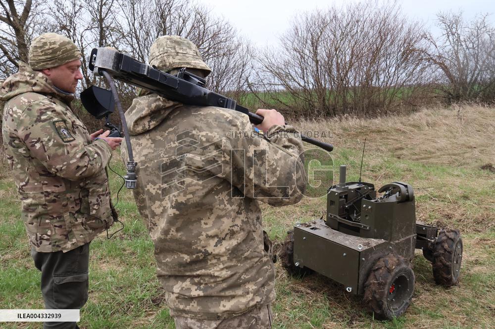 Training of operators of ground robotic systems
