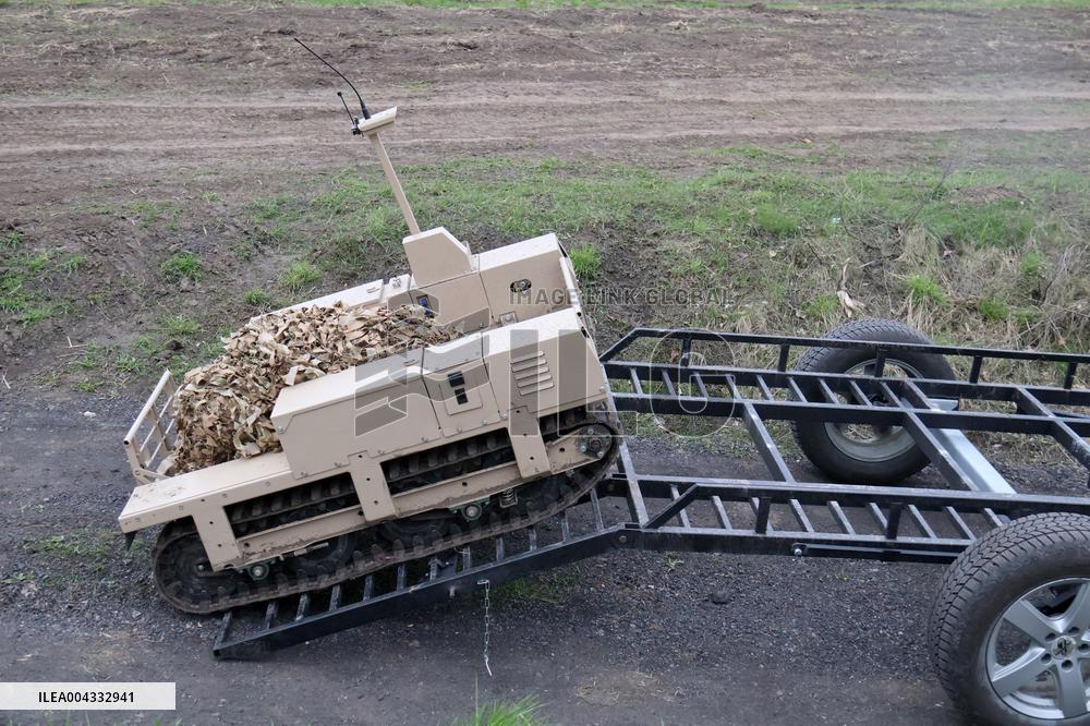 Training of operators of ground robotic systems