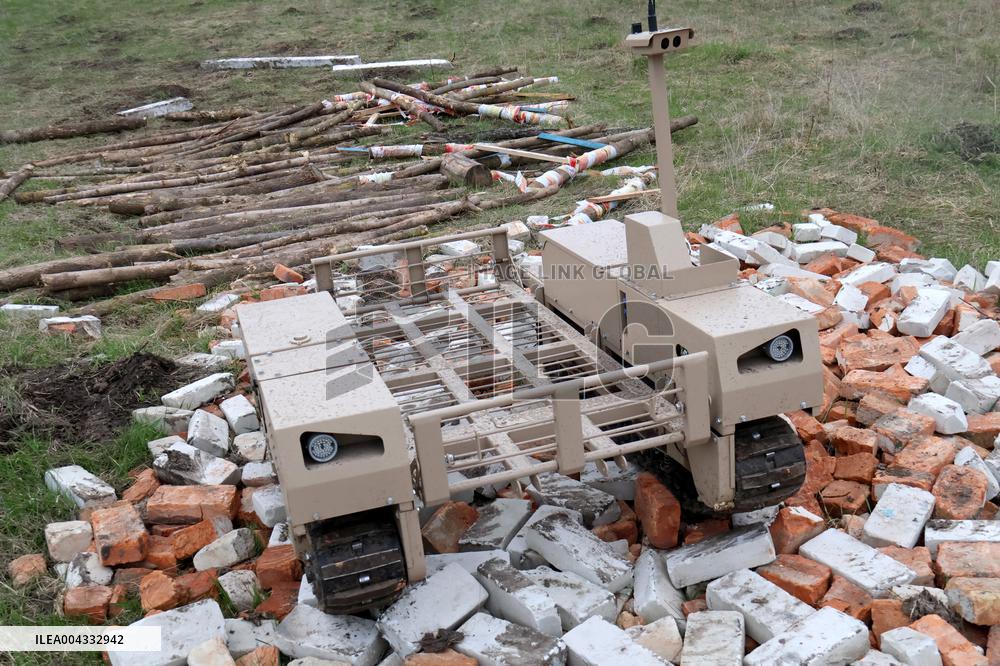 Training of operators of ground robotic systems