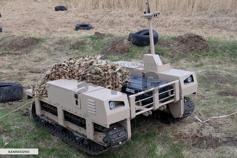 Training of operators of ground robotic systems