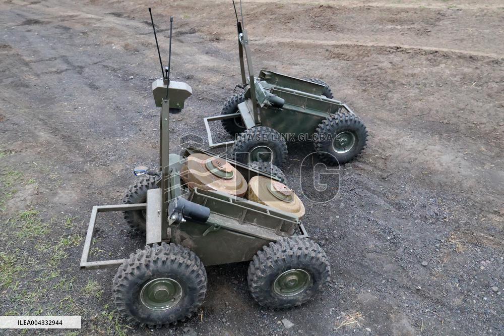 Training of operators of ground robotic systems