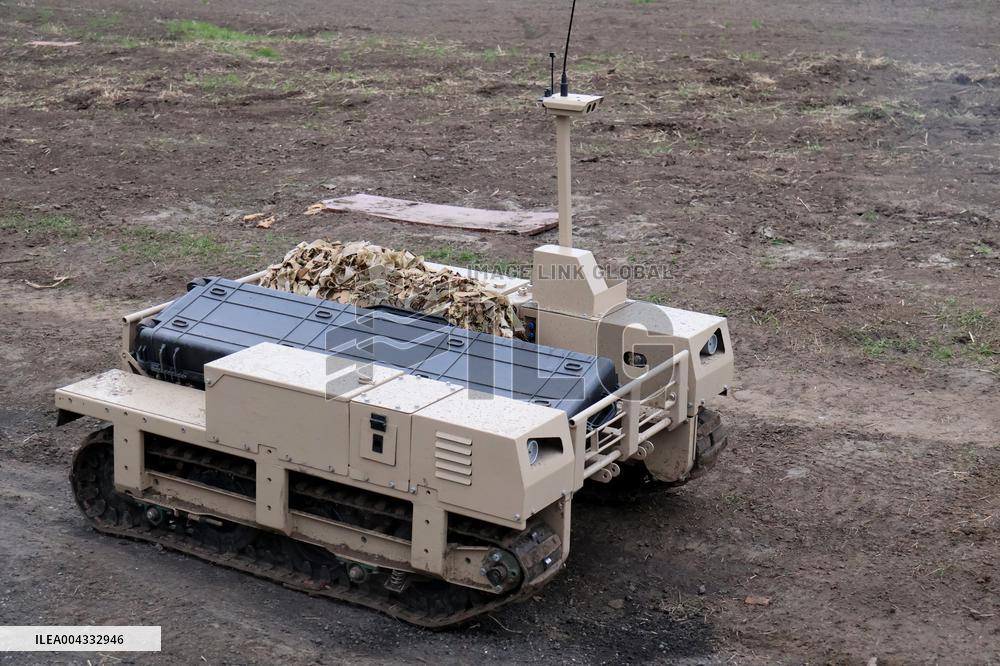 Training of operators of ground robotic systems