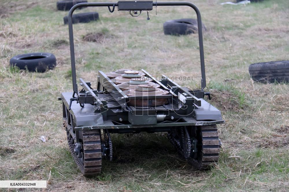 Training of operators of ground robotic systems