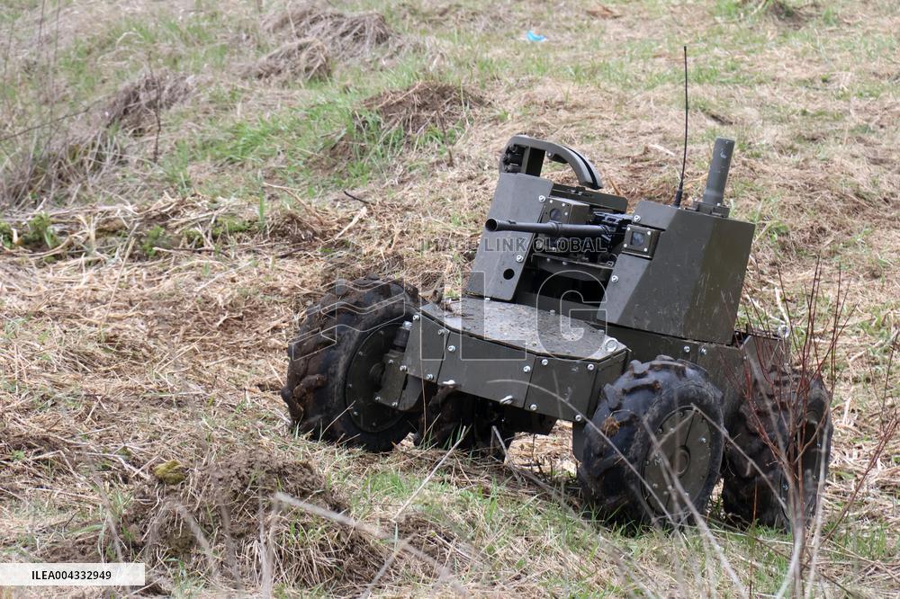 Training of operators of ground robotic systems