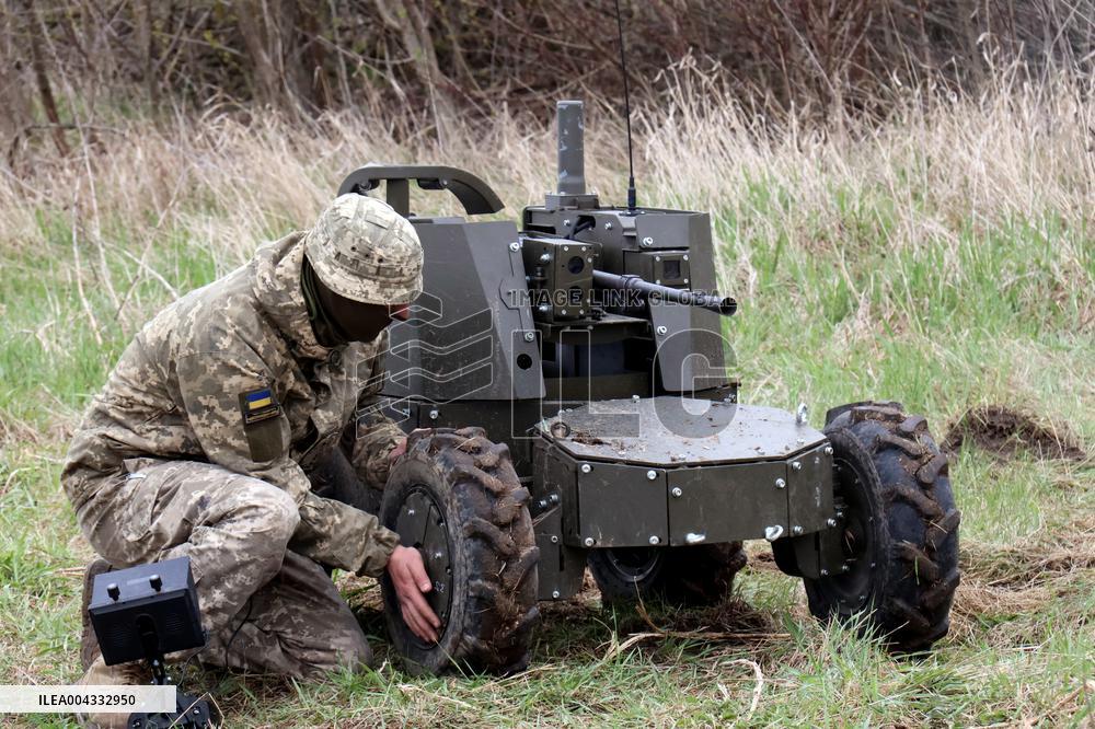 Training of operators of ground robotic systems