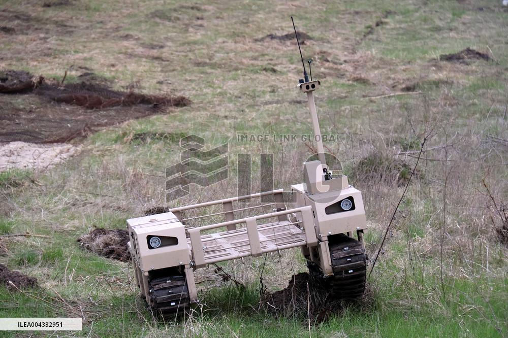 Training of operators of ground robotic systems
