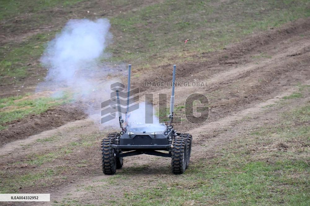 Training of operators of ground robotic systems