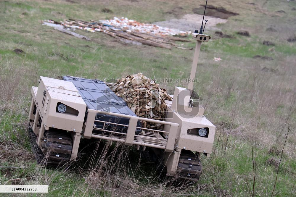 Training of operators of ground robotic systems