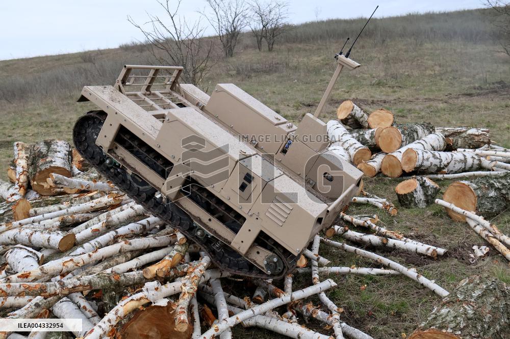 Training of operators of ground robotic systems