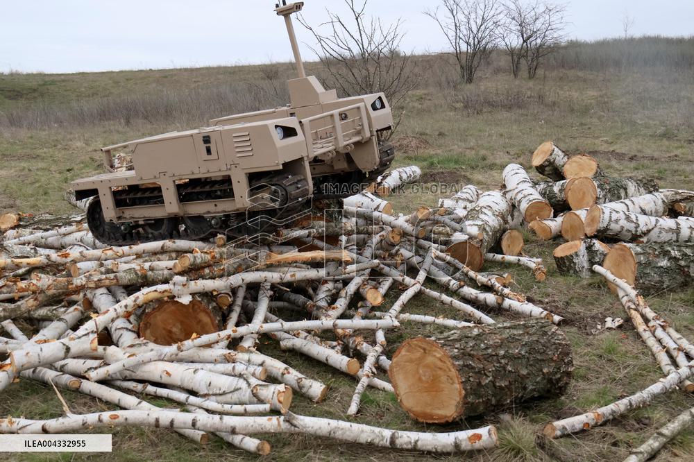 Training of operators of ground robotic systems