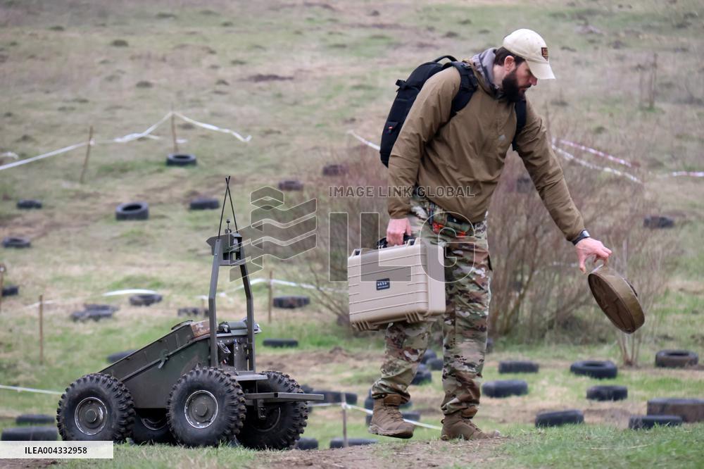 Training of operators of ground robotic systems
