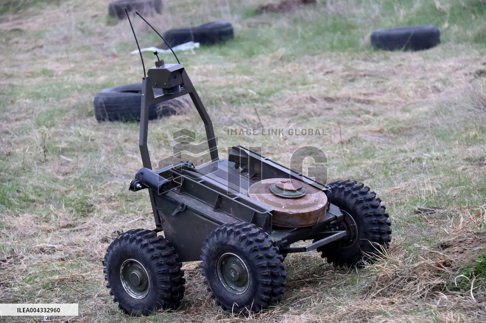 Training of operators of ground robotic systems