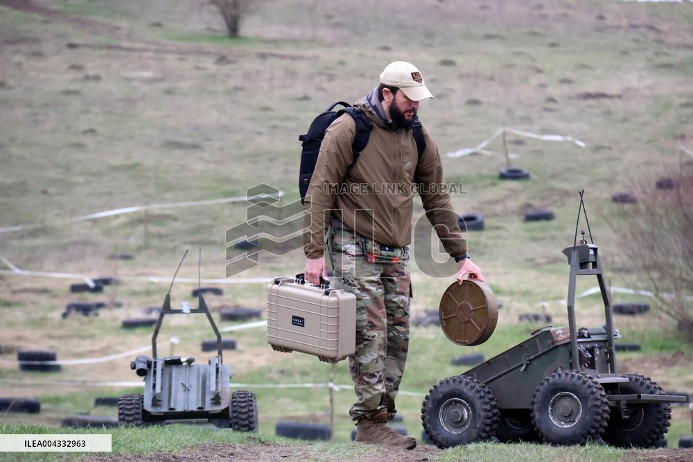 Training of operators of ground robotic systems