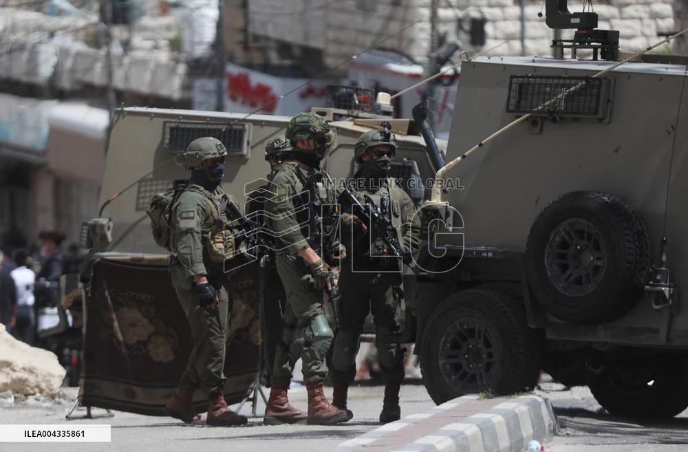 Palestinians confront Israeli soldiers in West Bank city of Hebron