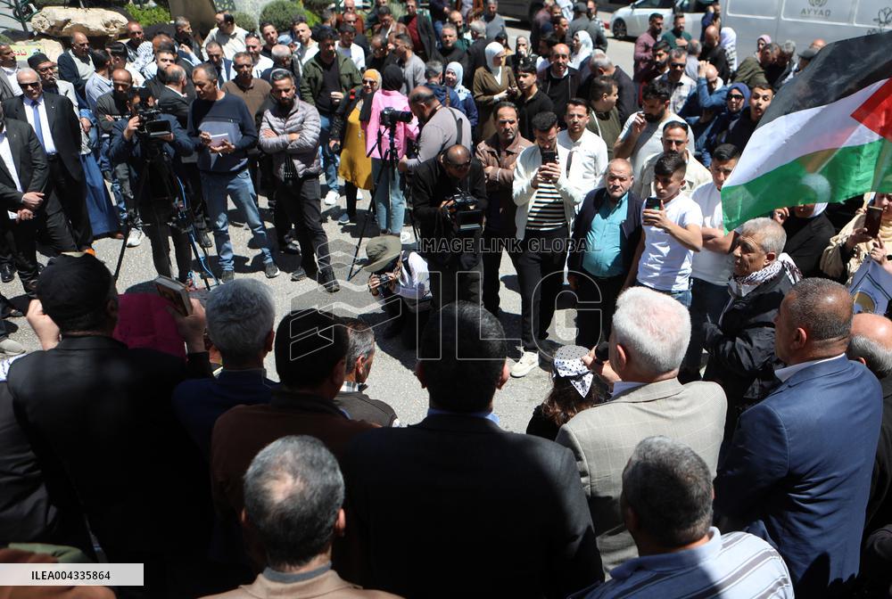 Palestinians confront Israeli soldiers in West Bank city of Hebron