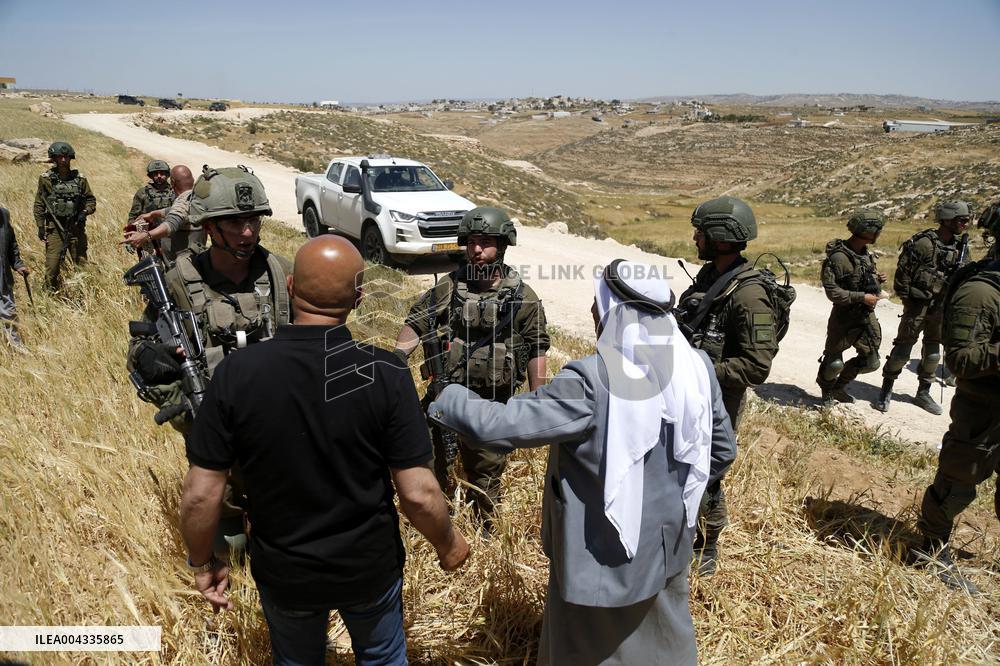 Palestinians confront Israeli soldiers in West Bank city of Hebron