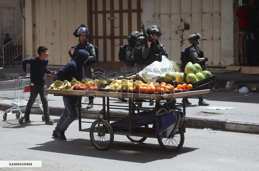 Palestinians confront Israeli soldiers in West Bank city of Hebron