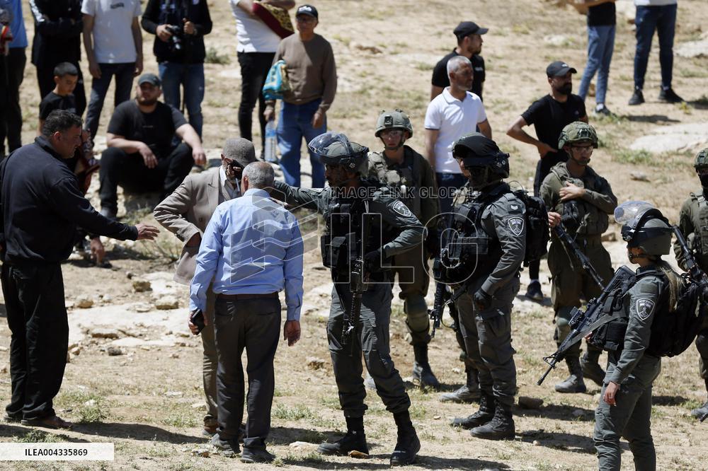 Palestinians confront Israeli soldiers in West Bank city of Hebron