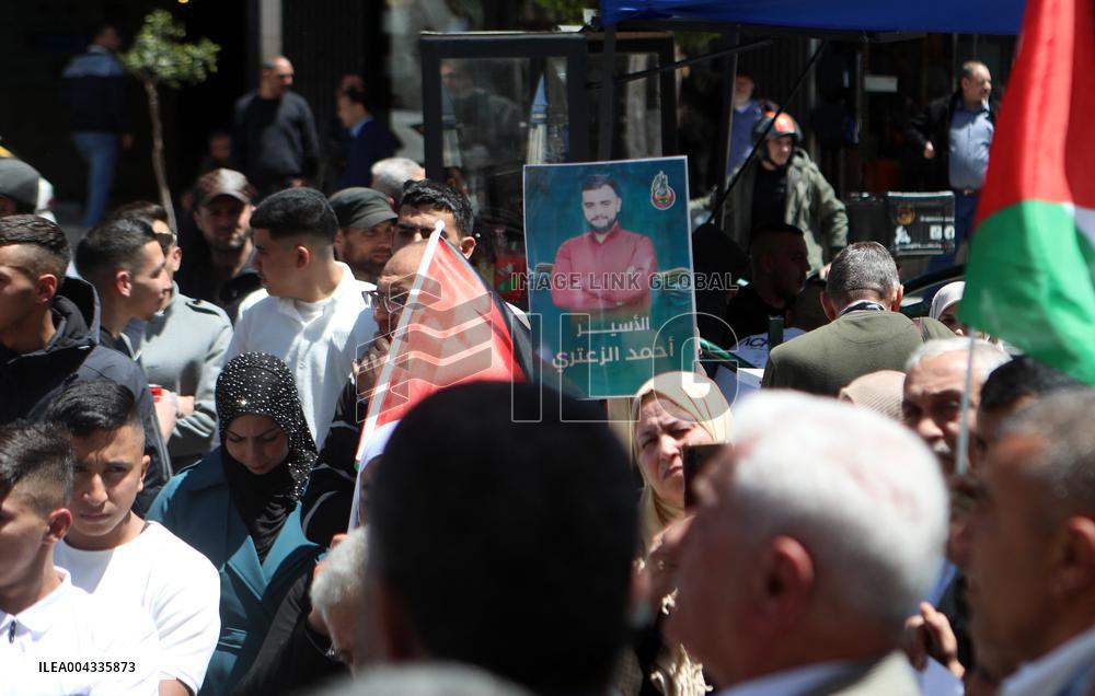 Palestinians confront Israeli soldiers in West Bank city of Hebron