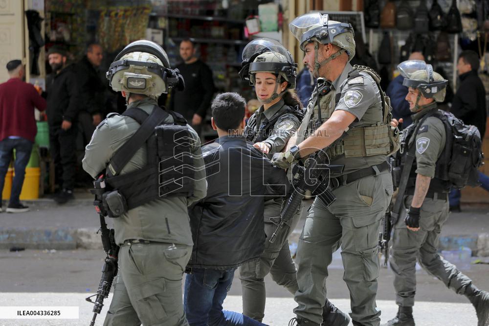 Israeli Army Arrests A Palestinian Boy - Hebron