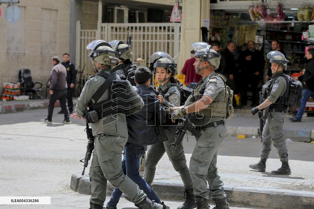 Israeli Army Arrests A Palestinian Boy - Hebron