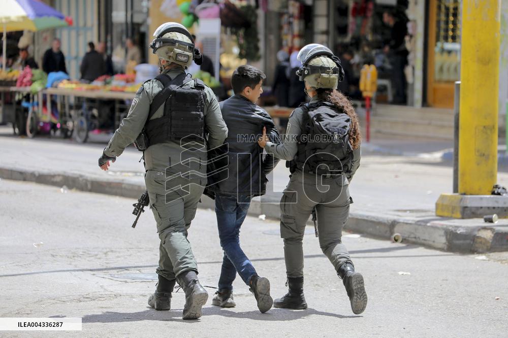 Israeli Army Arrests A Palestinian Boy - Hebron