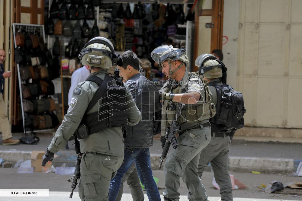 Israeli Army Arrests A Palestinian Boy - Hebron