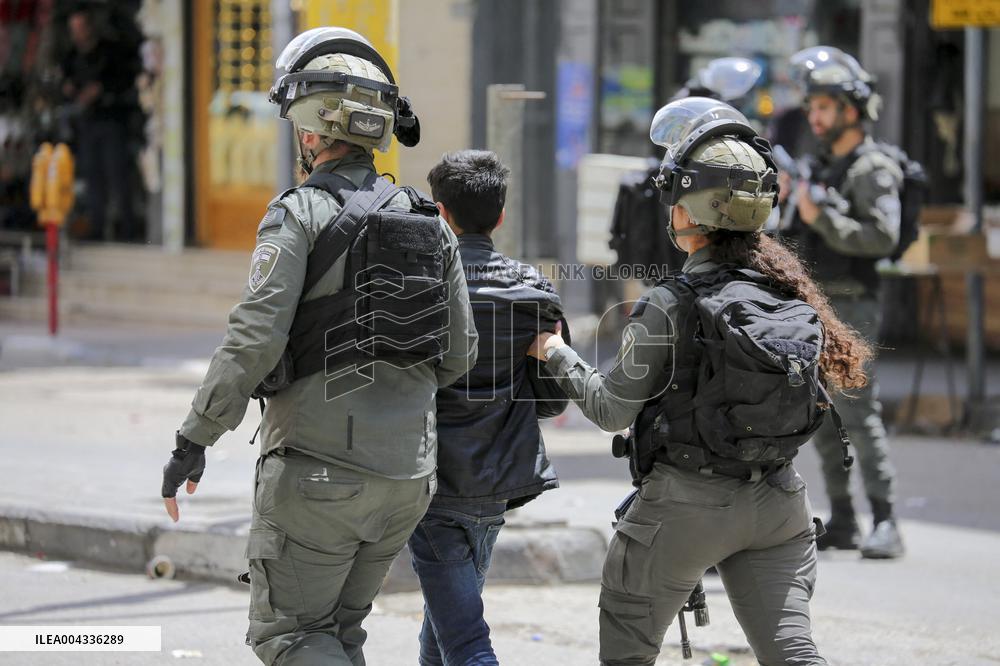 Israeli Army Arrests A Palestinian Boy - Hebron