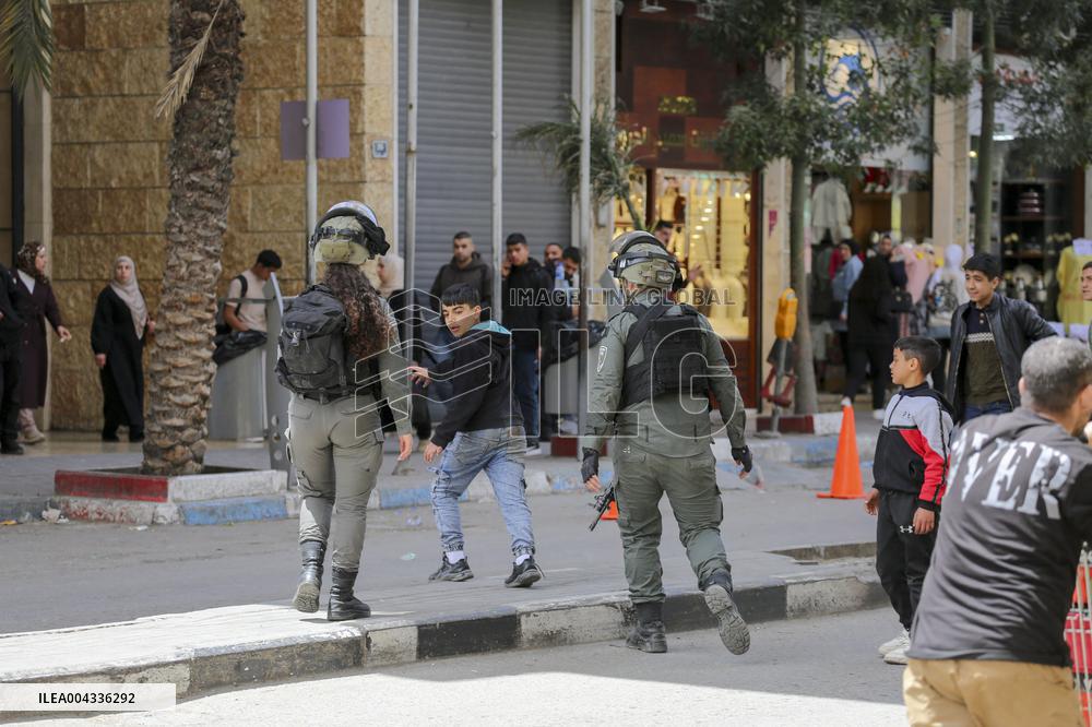 Israeli Army Arrests A Palestinian Boy - Hebron