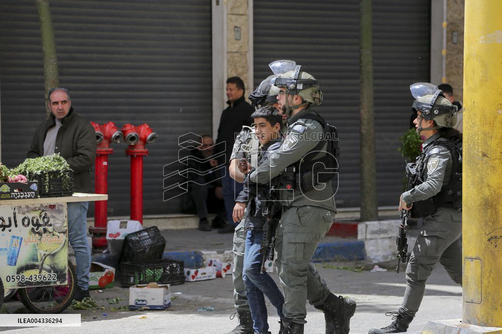 Israeli Army Arrests A Palestinian Boy - Hebron