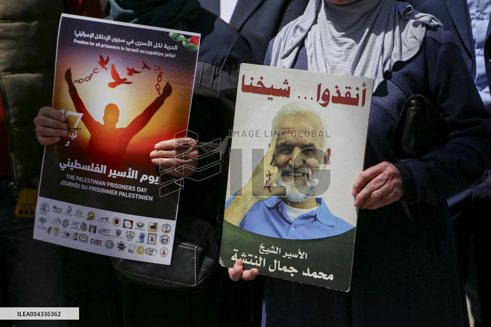 Palestinians protest in Hebron