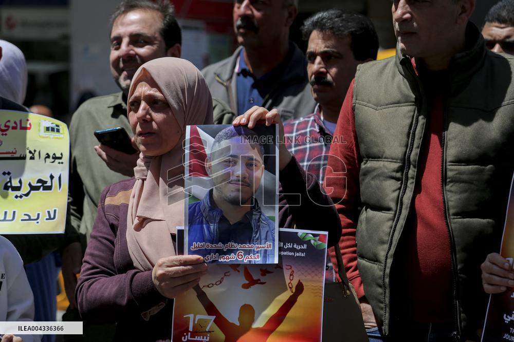 Palestinians protest in Hebron