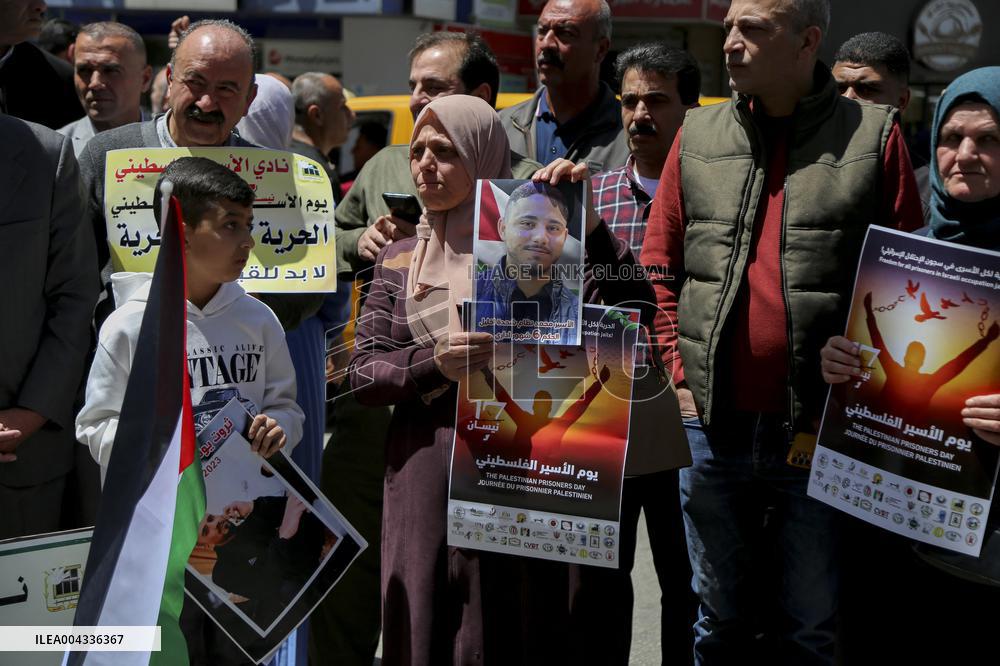 Palestinians protest in Hebron