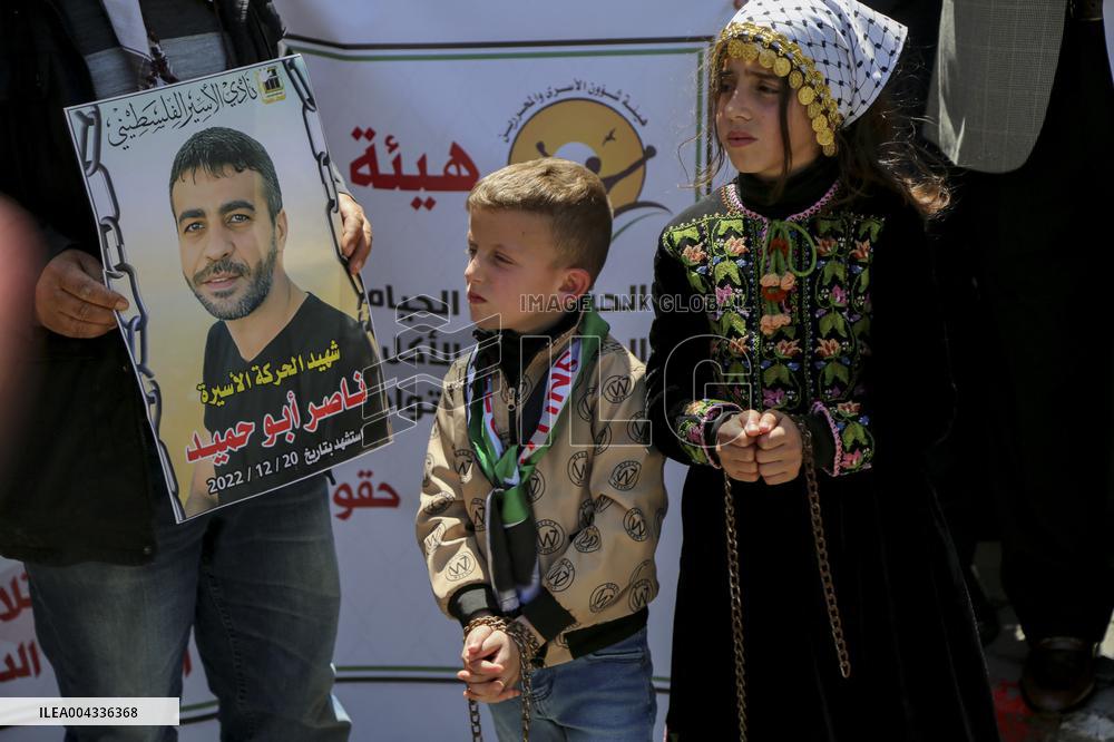 Palestinians protest in Hebron