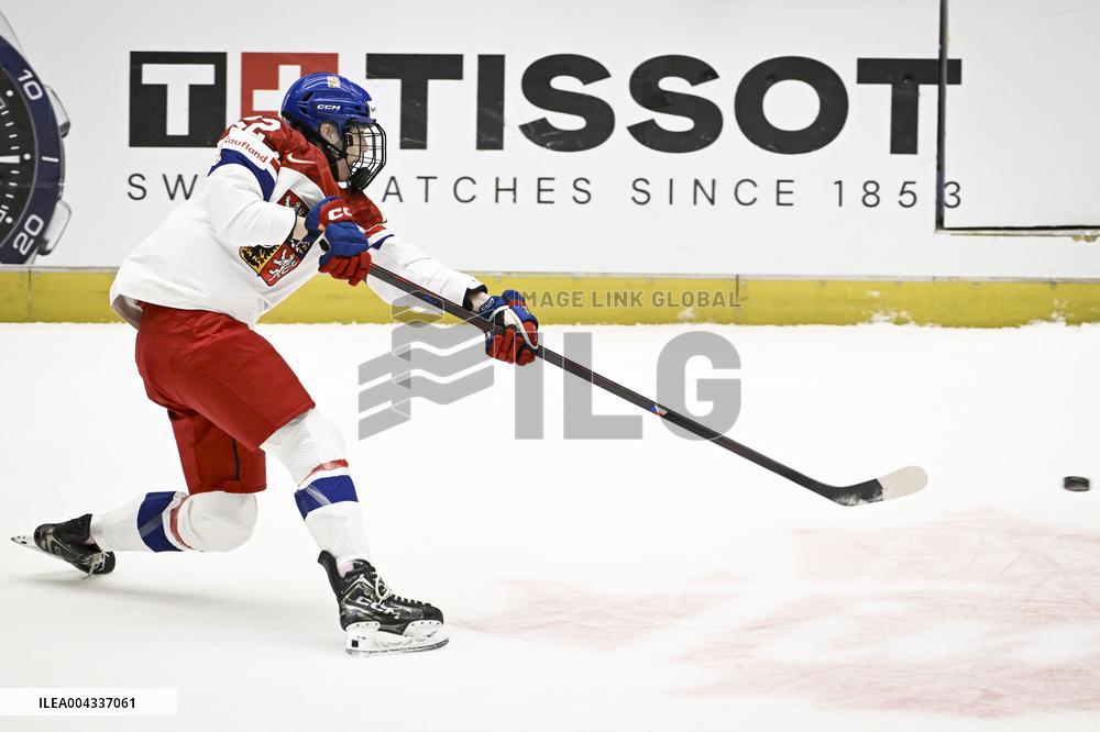 Jääkiekko: Naisten MM-kilpailuissa välierät