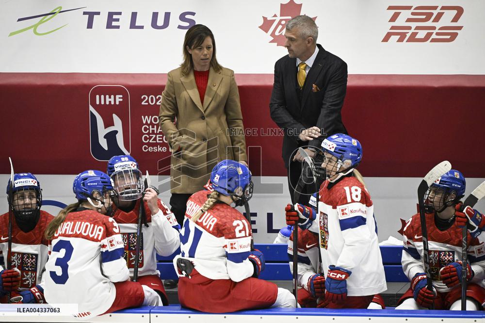 Jääkiekko: Naisten MM-kilpailuissa välierät