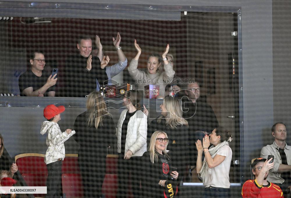 CROWN PRINCESS FAMILY AT THE HOCKEY FINAL