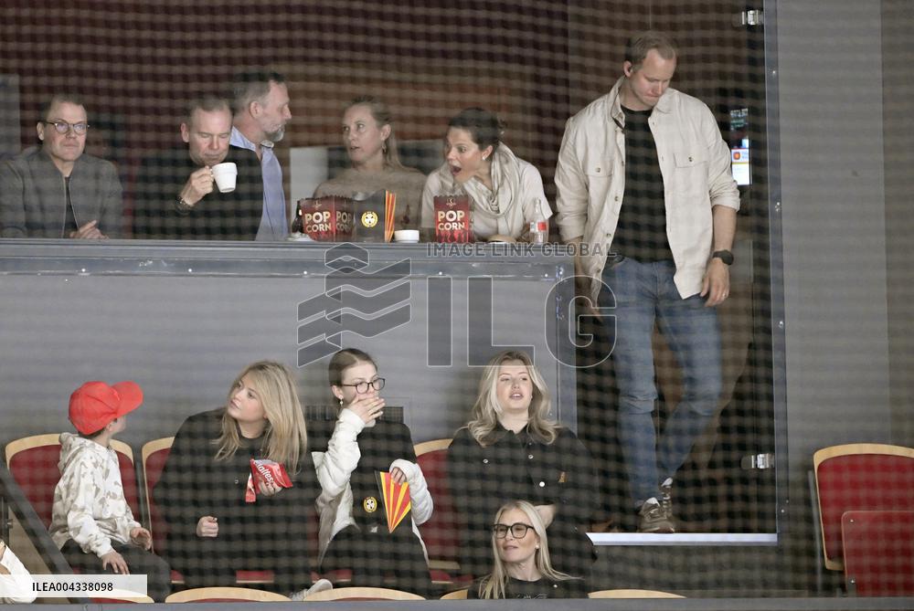 CROWN PRINCESS FAMILY AT THE HOCKEY FINAL