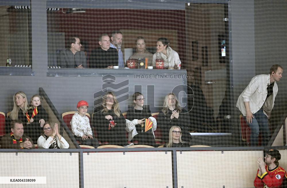 CROWN PRINCESS FAMILY AT THE HOCKEY FINAL