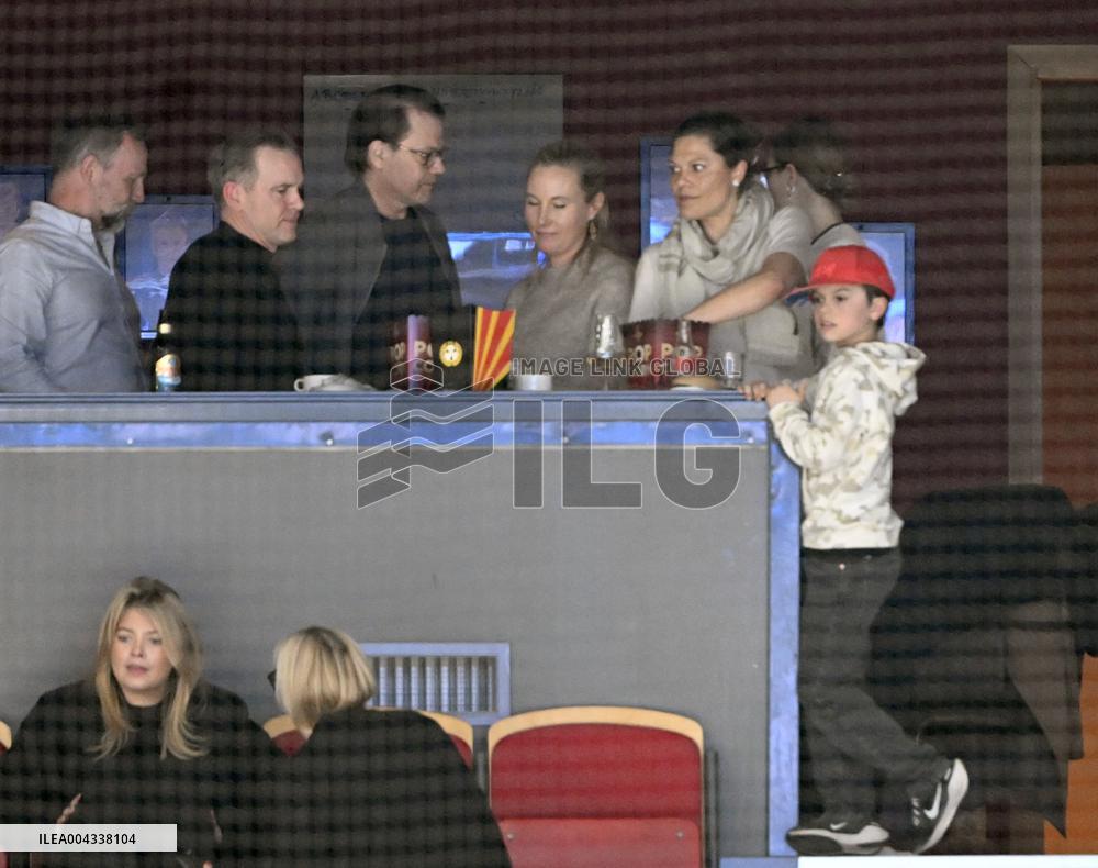 CROWN PRINCESS FAMILY AT THE HOCKEY FINAL