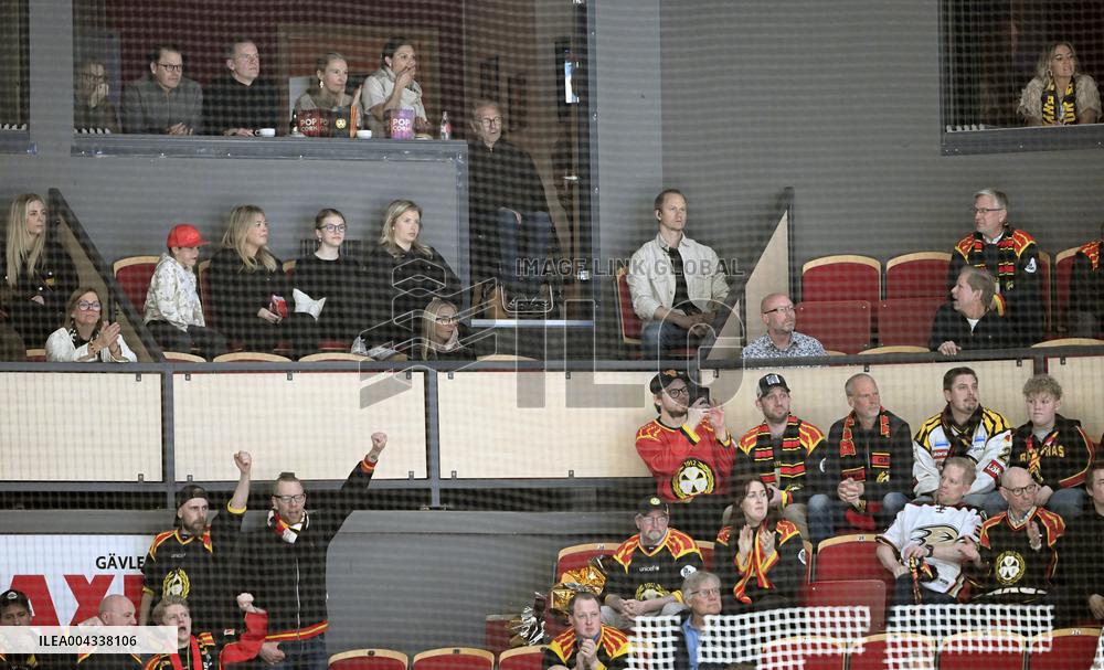 CROWN PRINCESS FAMILY AT THE HOCKEY FINAL