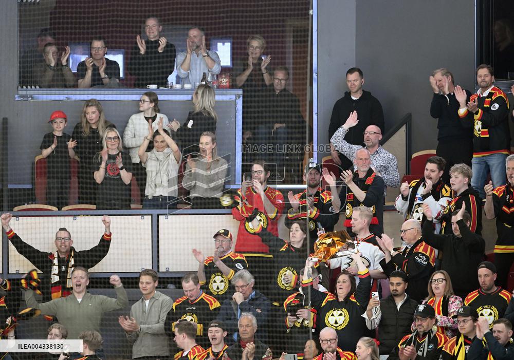 CROWN PRINCESS FAMILY AT THE HOCKEY FINAL